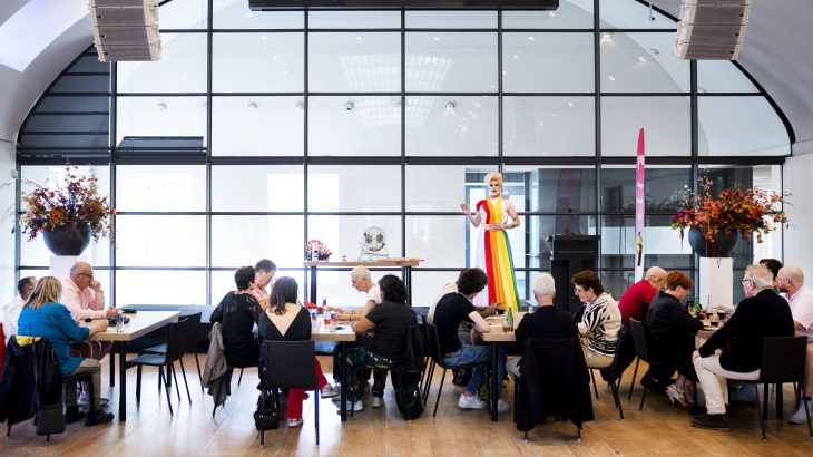 Een bingo in de Hermitage afgelopen juli. Het evenement was onderdeel van de eerste Queer &amp; Pride week, in het teken van het bevorderen van gelijkheid voor de lhbtiq-gemeenschap. 