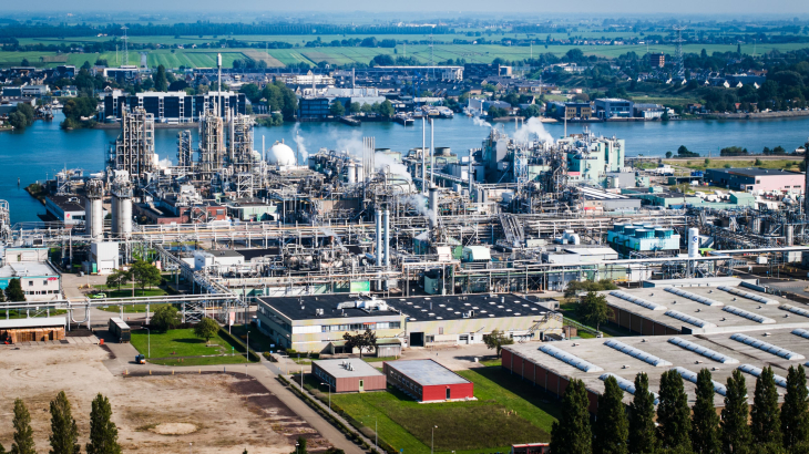  Een dronefoto van chemiebedrijf Chemours aan de Baanhoekweg in Dordrecht.