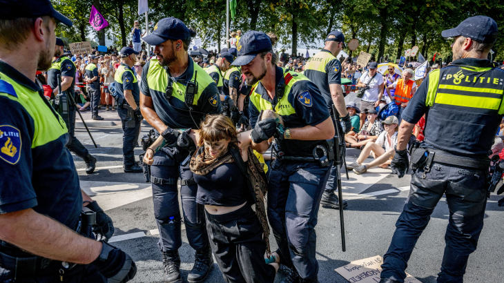 De politie trad zondag op tegen klimaatactivisten die zich voor de tweede dag op rij op het wegdek van de A12 begeven om te demonstreren tegen het verlenen van fossiele subsidies door de overheid.