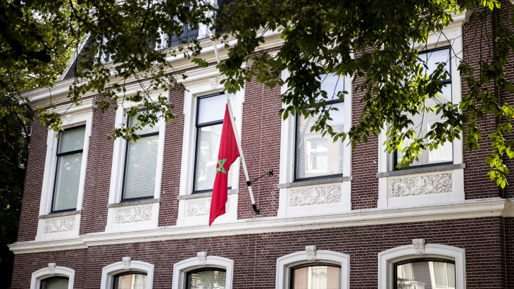 De vlag hangt halfstok bij het consulaat van Marokko. 