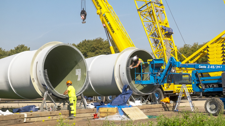 Poolse werknemers zetten begin deze maand bij Rotterdam een windturbine in elkaar.