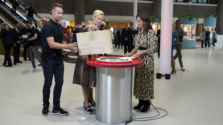 Sigrid Kaag, demissionair minister van Financiën, in gesprek met NOS-verslaggeefster Marleen de Rooy voorafgaand aan het aanbieden van het koffertje met de miljoenennota op Prinsjesdag in de Tweede Kamer.