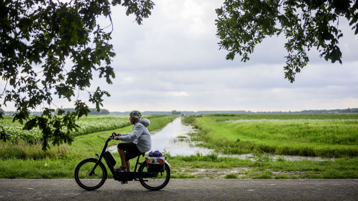 Senior op bromfiets tijdens Drentse fietsvierdaagse 2023