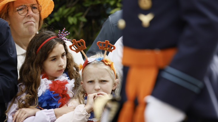 Oranjefans bij Paleis Noordeinde.