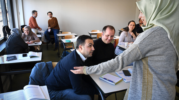 Turkse statushouders worden omgeschoold tot wiskundedocent bij de Hogeschool Utrecht. Foto: Marcel van den Bergh (ANP)