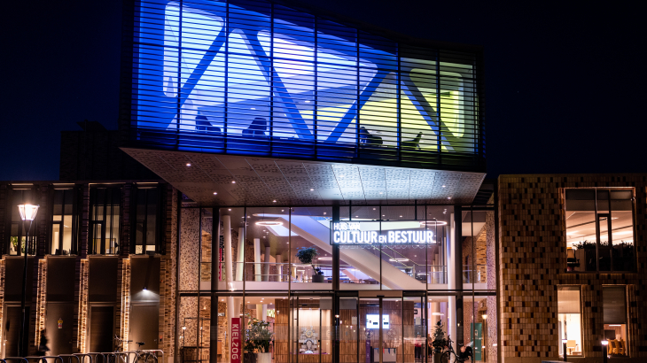 Blauw-geel verlicht stadhuis van gemeente Midden-Groningen