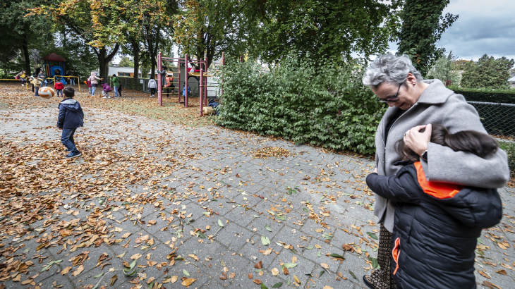 Een basisschooldirecteur uit Doenrade (Limburg) met een jonge nieuwkomer. Foto: Roger Dohmen (ANP) 