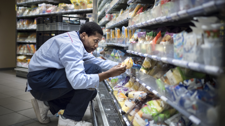 Wajonger Anthony werkt als vakkenvuller bij een supermarkt. Foto: Kees van de Veen (ANP)