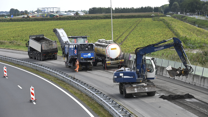 Onderhoud aan de provinciale weg N201 met een freesmachine, in 2021.