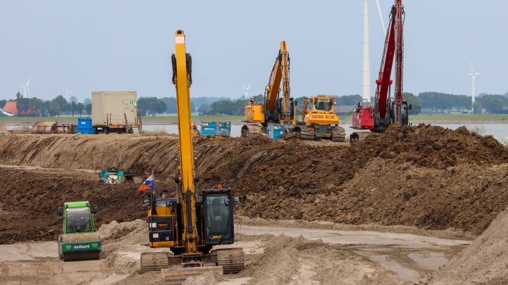 De versterking van de Afsluitdijk in de zomer van 2023 bij Kornwerderzand. 