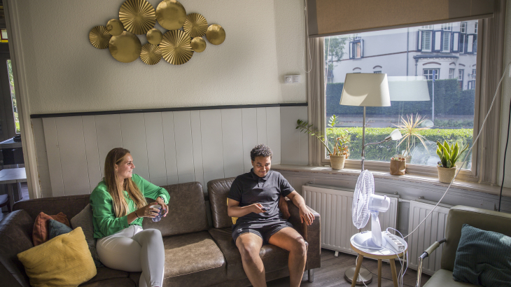 Pedagogisch medewerker Anne Lotte Planken (links) met bewoner Noah in een PerspectiefHuis. Foto: Arie Kievit