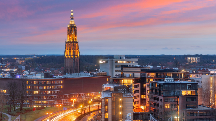 Skyline van Amersfoort tegen een roze avondlucht