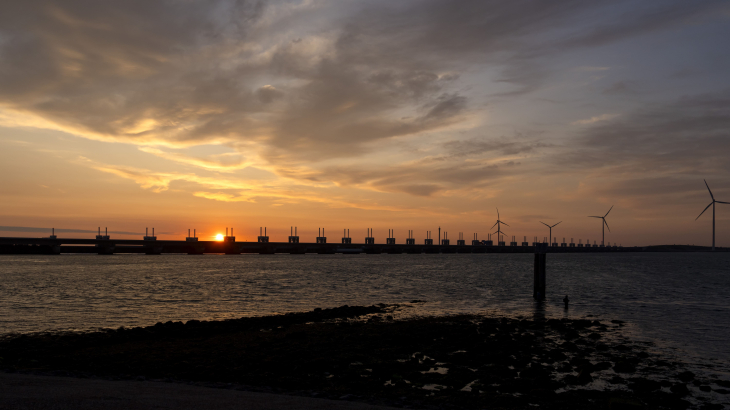 De Oosterscheldekering bij Noord-Beveland.