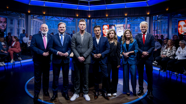 Het verkiezingsdebat van tv-zender SBS6. Van links naar rechts: Frans Timmermans (GroenLinks/PvdA), Pieter Omtzigt (NSC), de drie debatleiders, Dilan Yeşilgöz (VVD) en Geert Wilders (PVV).