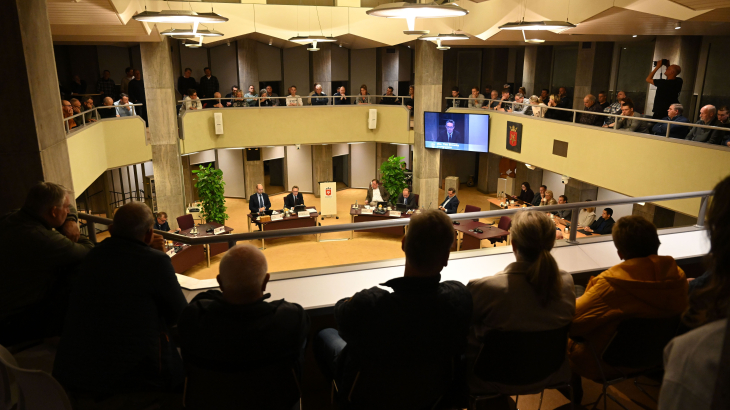 Procesbegeleider Han ten Broeke presenteert zijn bevindingen woensdagavond tijdens de raadsvergadering in Haaksbergen.