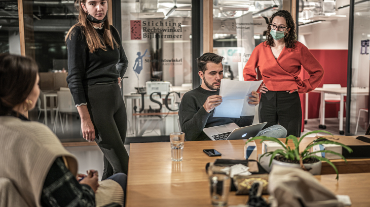 Willekeurige studenten bespreken een zaak in een reguliere rechtswinkel. Foto: ANP / Hollandse Hoogte / Joris van Gennip