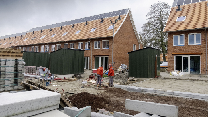 De oplevering van nieuwe woningen in de wijk de Wielewaal in Rotterdam-Zuid.