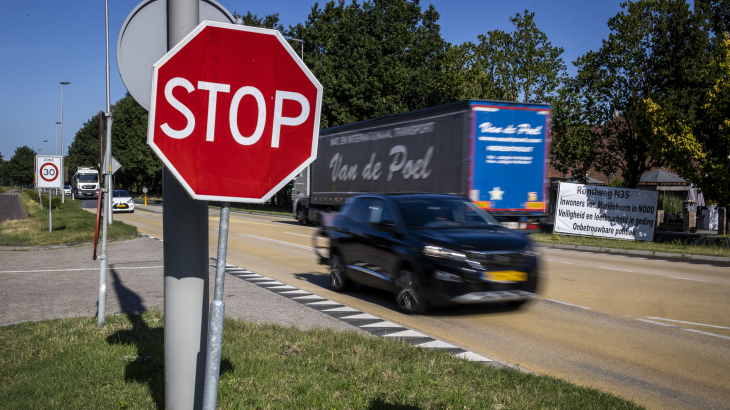 Het Overijsselse Mariënheem is het enige dorp in Nederland waar een rijksweg door de bebouwde kom loopt.