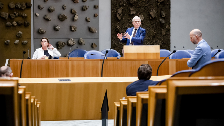 Stikstofminister Christianne van der Wal en landbouwminister Piet Adema donderdag tijdens het plenaire landbouw- en natuurdebat in de Tweede Kamer.