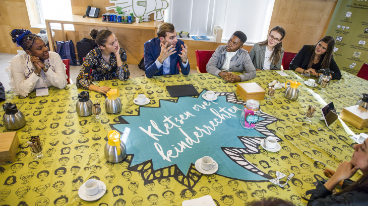 Staatssecretaris Van Ooijen (VWS) kreeg uit handen van vijftien jongeren de aanbevelingen van het VN-Kinderrechtencomité aan Nederland (oktober 2022). Foto: Arie Kievit (ANP)