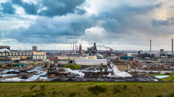 Een dronefoto van het terrein van Tata Steel.