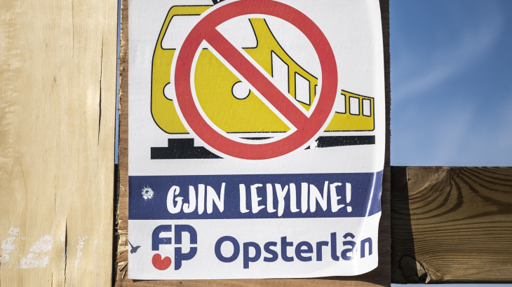 Een verkiezingsposter vorig jaar van de Fryske Nasjonale Partij tégen de Lelylijn.