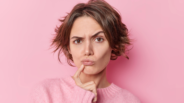 Vrouw staart skeptisch in de camera