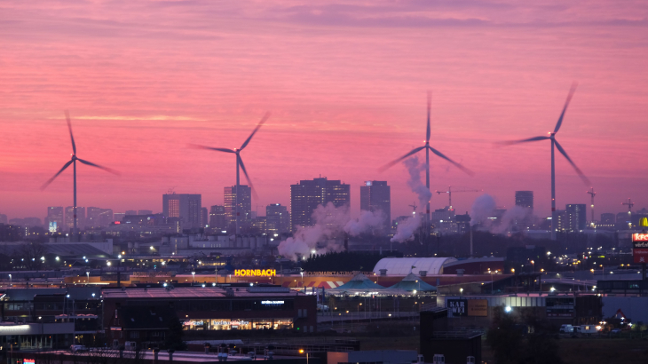 Windturbines in het westelijk havengebied van Amsterdam.