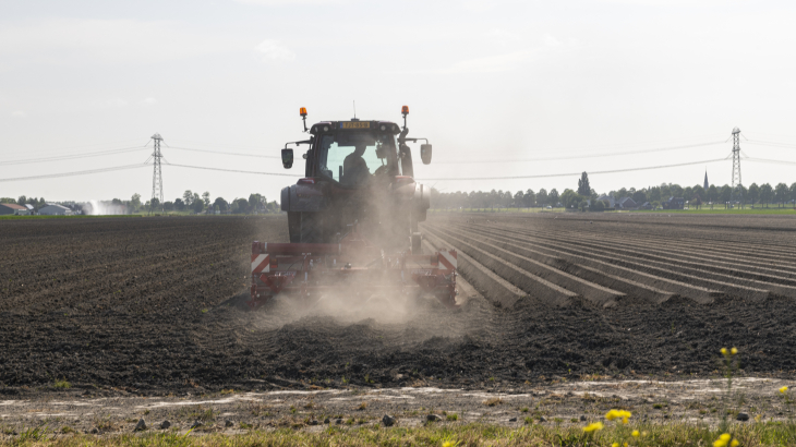 Een boer eerder dit jaar aan het werk in de Tweemanspolder in Zuid-Holland.