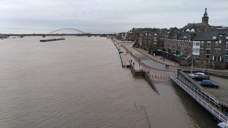 Hoogwater in de Waal bij Nijmegen