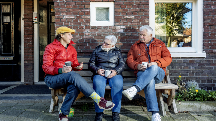 Een vrouw doet buurtwerk. Foto: Jean-Pierre Jans (ANP)