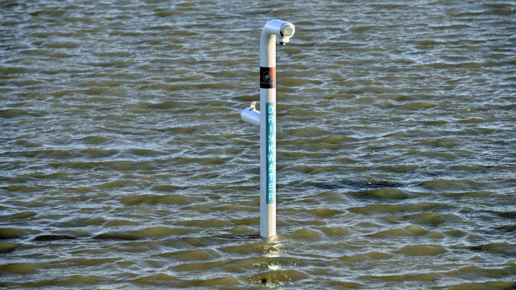Tijdens het hoge water begin dit jaar stond een watertappunt in Nijmegen onder water.