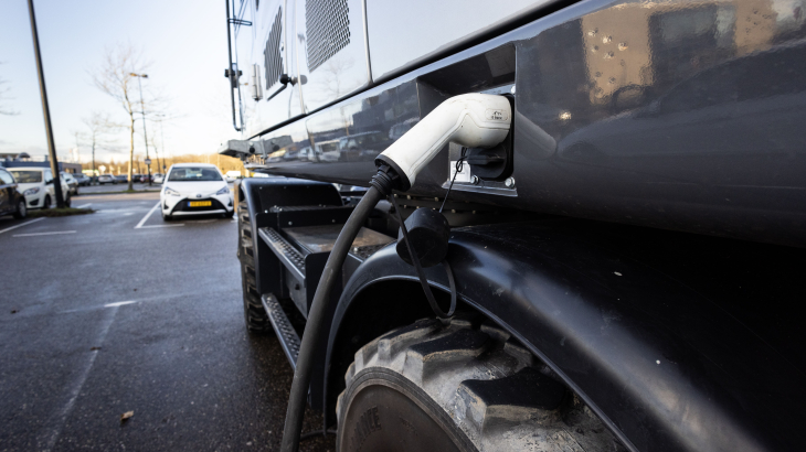 Een elektrische graafmachine aan de laadpaal, afgelopen december in Rijswijk.