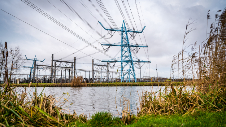 Elektriciteitsmasten bij een hoogspanningsstation van Tennet.