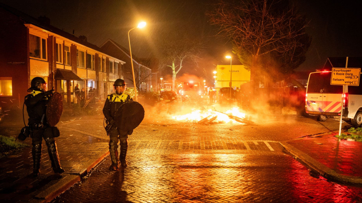 De Mobiele Eenheid in actie tijdens Oud en Nieuw in het Rooie Dorp in Alphen aan den Rijn.