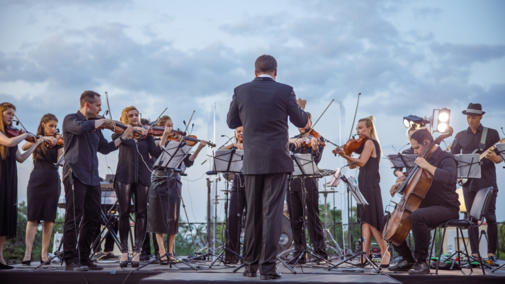 Orkest speelt buiten 