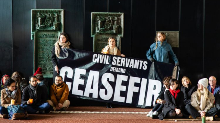 Rijksambtenaren protesteren voor het ministerie van Buitenlandse Zaken 