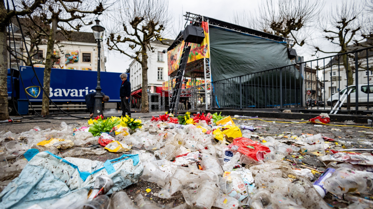 Afval op straat in het centrum van Maastricht, als herinnering aan het gevierde Carnaval.