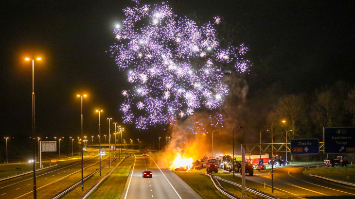 In de middenberm van de snelweg A50, bij Apeldoorn, staken boeren hout, banden en ander vuilnis in brand. Ook werd vuurwerk afgestoken. 