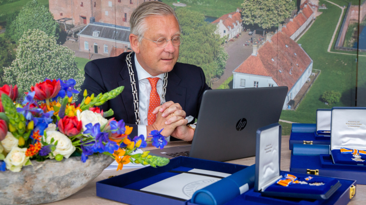 Burgemeester Pieter van Maaren reikt virtueel de koninklijke onderscheidingen uit. Foto: Wesley de Wit (ANP)Burgemeester Pieter van Maaren reikt virtueel de koninklijke onderscheidingen uit. Foto: Wesley de Wit (ANP)