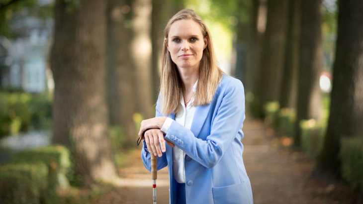 Tjarda Struik met blindenstok