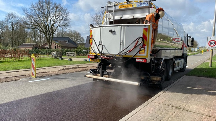 Verjongingscrème wordt aangebracht op asfalt (N812 nabij Babberich).