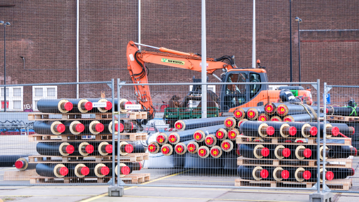 Afgelopen februari lagen er buizen klaar voor een warmtenet in een nieuwbouwwijk in Amsterdam-Noord.