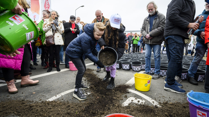 Demonstranten storten tijdens een protestactie begin februari vervuilde grond bij chemiefabriek Chemours in Dordrecht.