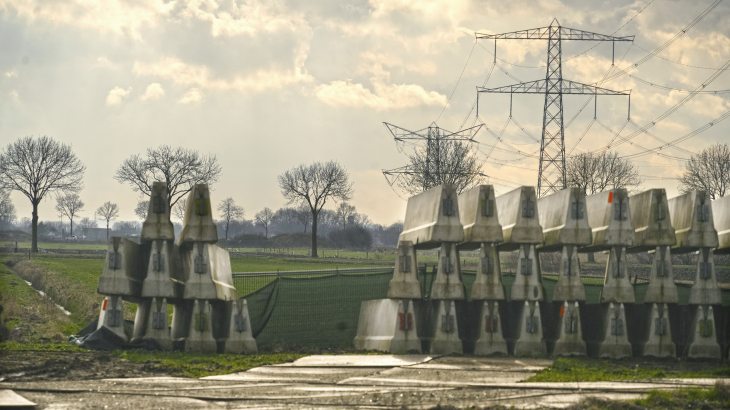 Bij het gesloten tankstation Oudbroeken liggen bouwmaterialen al klaar voor de verlenging van de A15, in afwachting van het finale besluit van de Raad van State.