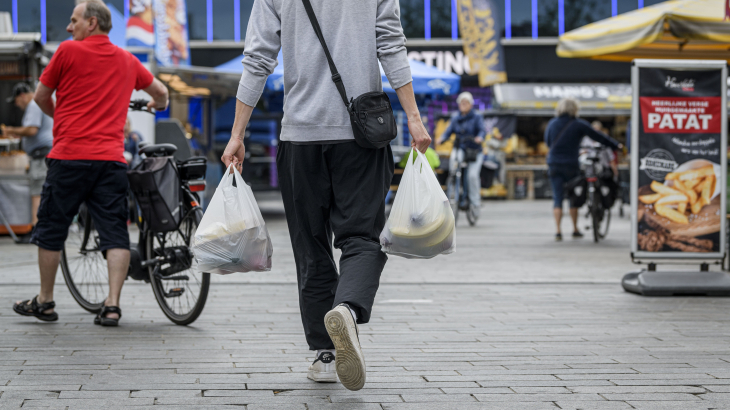 Een man op het Hendrik Jan van Heekplein in het centrum van Enschede.