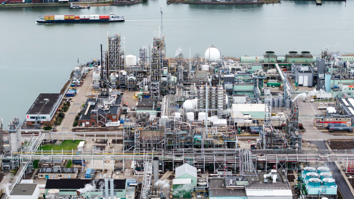 Een dronefoto van chemiebedrijf Chemours in Dordrecht.