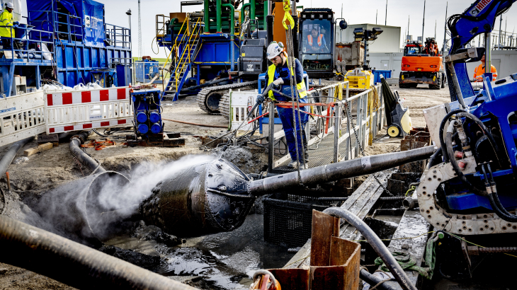 Half april werd er voor het Porthos-project een gat geboord onder de zeewering op de Maasvlakte. Porthos transporteert afgevangen CO2 naar een gasveld twintig kilometer buiten de kust.