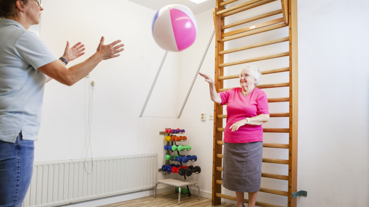 Fysiotherapie met ouderen. Foto: Paulien van de Loo (ANP)