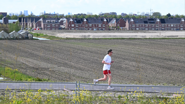 Een hardloper passeert een nieuwbouwwijk van de Zuid-Hollandse plaats Bergschenhoek.